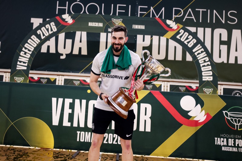 Pol Josa con el trofeo de la Taça de Portugal