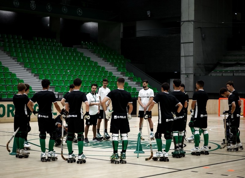 Charla con el equipo en el centro de la pista antes de la sesión