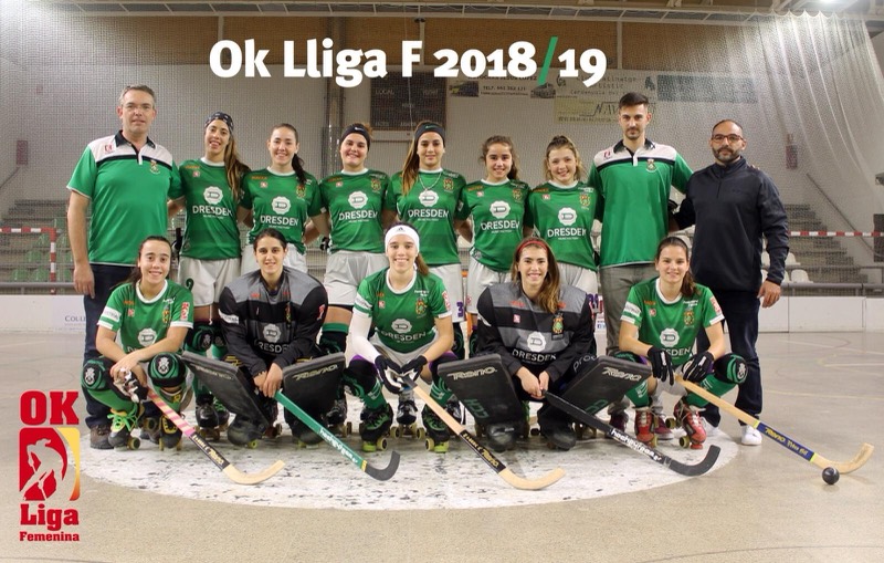Equipo femenino de hockey patines con el trofeo de la OK Lliga