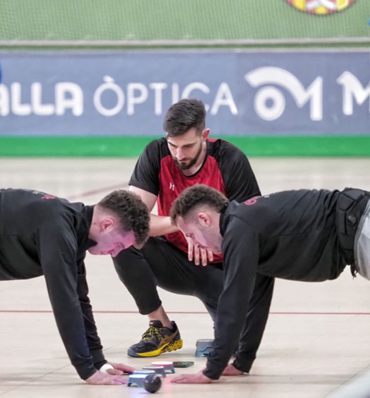 Sesión de fuerza con dos jugadores en la pista