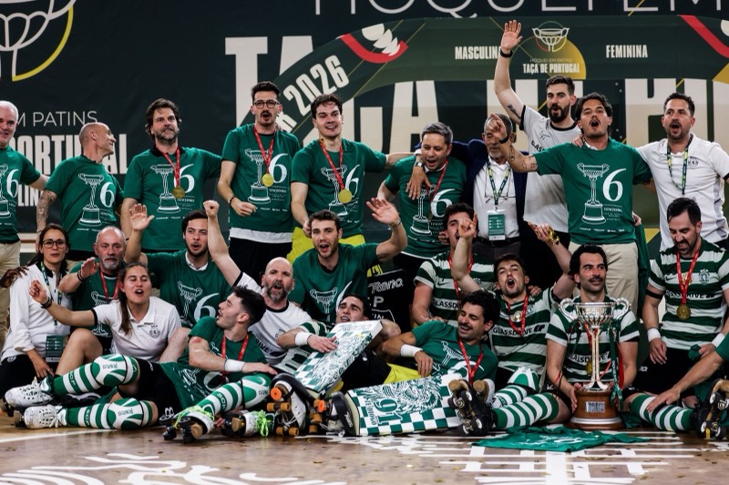 Celebración del equipo del Sporting con el trofeo de la Taça de Portugal