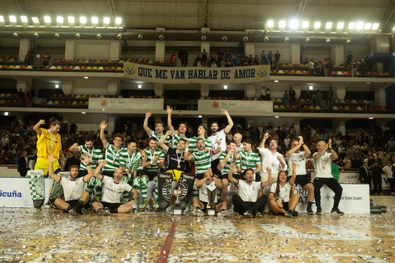 La plantilla del Sporting celebra el Mundial de Clubes con la grada llena
