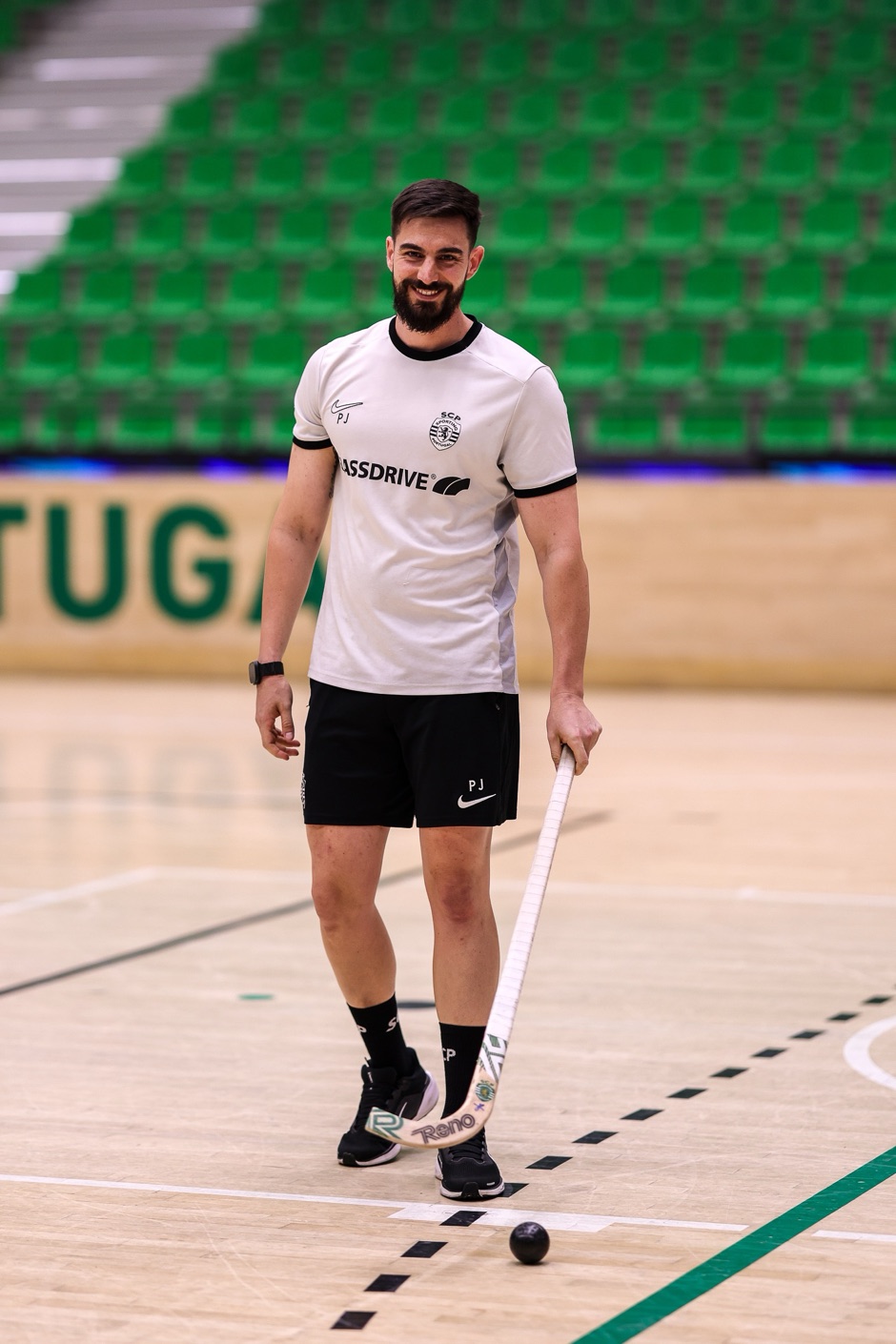 Pol Josa con stick y bola en la pista del Sporting Clube de Portugal