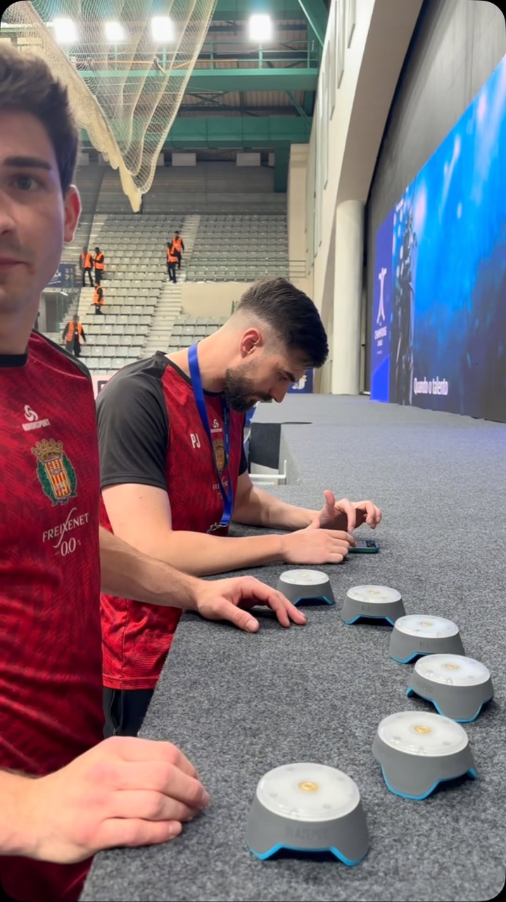 Test de fuerza con plataformas junto a un jugador